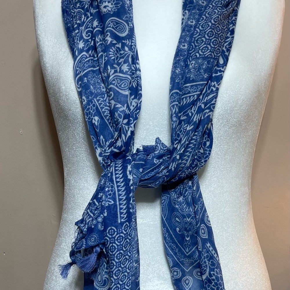 3/$10 Blue & White Paisley Scarf - Picture 1 of 2